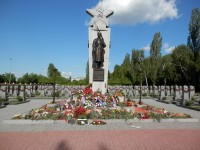 Ústřední pomník na hřbitově Rudoarmějců
