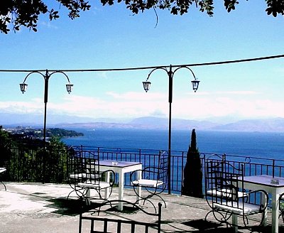 Vyhlídka z terasy u Achilleonu, Korfu