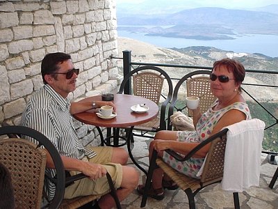 Kafíčko na Pantokrátoru s pohledem na Albánii