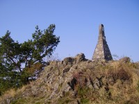 vrchol s pomníkem