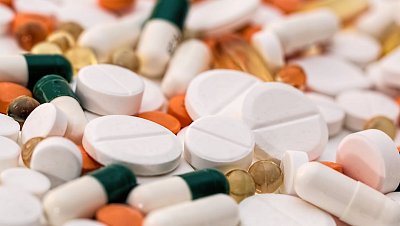 Nevhodné kombinace: interakce doplňků stravy a psychofarmakologických léčiv (a fake news)