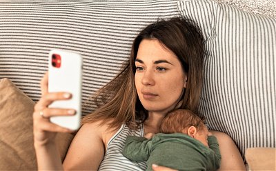 Tygřík a mateřské mléko do kávy. Co řeší mladé matky na internetu?