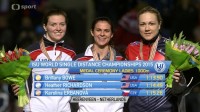 Karolína Erbanová spokojená na stupních vítězů s bronzovou medailí vpravo nejvyšší
