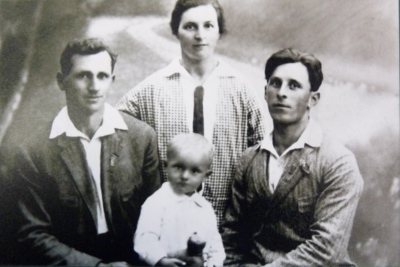 s rodiči a strýcemn hýblem, r. 1927.jpg