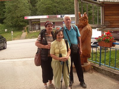 Uprostřed je milá paní učitelka, která zvládá turistiku ve svých neuvěřitelných 87 letech
