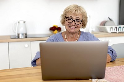 Marie (72): Konečně nemusím chodit pro důchod na poštu a mám přehled o svých financích 