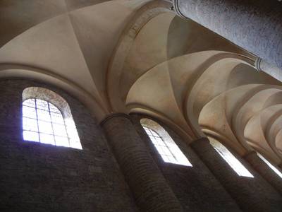 tournus-romanska-katedrala-2-.jpg