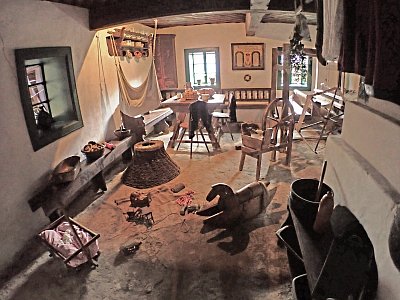 usedlost z Lezníku u Poličky z počátku 19. století, byla obydlena až do roku 1968, v obytné místnosti je umístěn tkalcovský stav, v síni hospodyně připravovala pokrmy na otevřeném ohništi (černá kuchyně), , hospodářská část má chlév, maštal a stodolu