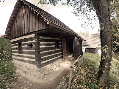 chaloupka bezzemka, původně využívána k sušení lnu, od konce 19. století sloužila jako obydlí  chudiny (kopie z obce Kameničky)