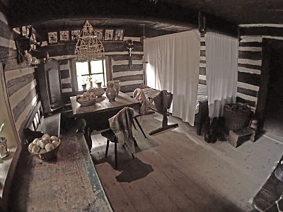 obytná místnost ve mlýně s koutem pro novorodičku (šestinedělku) oddělena od ostatní obytné plochy tzv. koutnicemi